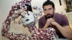 lloveres.Santiago Lloveres tiene su estudio, Galer�a Okami, en Paseo de los Puentes