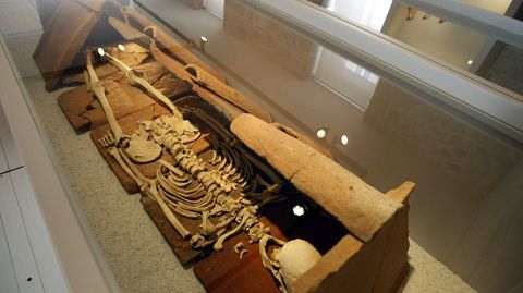 Uno de los enterramientos antiguos de A Lanzada, recreado en el Museo de Pontevedra