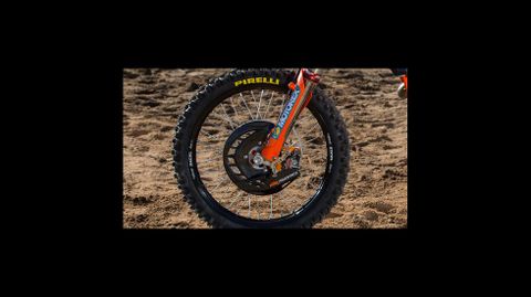 FRENOS Y NEUM�TICOS. Mejoran los materiales en los frenos y eso se traduce en m�s capacidad de frenada. Los neum�ticos cambiaron de Goldentyre a Pirelli, con los que trabaja la marca oficial.