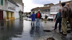 Vecinos de la calle Abeledos de Monforte observando los efectos de una inundaci�n en diciembre del a�o 2000