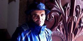 Este ganadero cordobés de 59 años se saca cinco euros al día pidiendo en una iglesia.