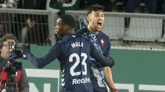 �lvaro Mar�n celebra con Germain Milla el primero de sus dos goles para el Celta Fortuna ante el Racing de Ferrol.