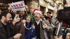 Fotograma del filme Un lo de millones, comedia con la que debuta en el largometraje la realizadora barcelonesa Susan Bjar.