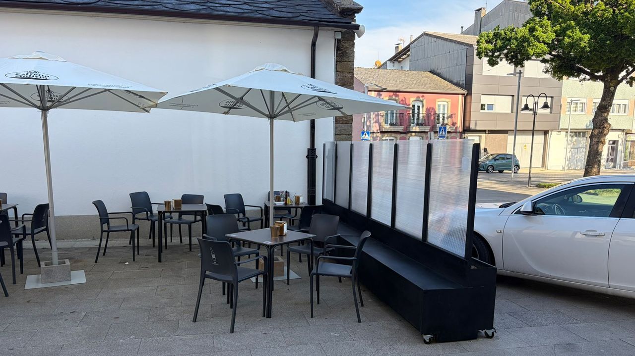 El párroco de As Pontes advierte de que la terraza ubicada junto a la capilla pone en riesgo las fiestas del Carmen