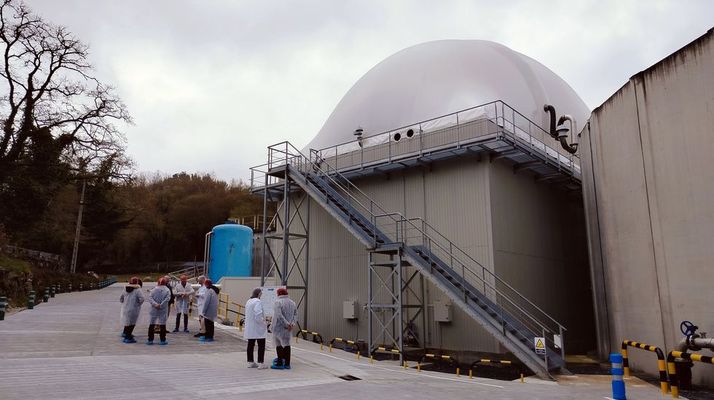 La planta de biog�s de Celega fue construida junto a la depuradora y completa el proceso de reutilizaci�n de residuos que la empresa puso en marcha hace casi diez a�os
