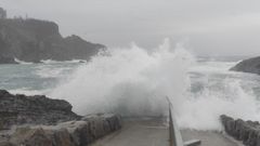 Temporal de fuerte oleaje en la playa de Pormenande, en el concejo de El Franco, en el occidente asturiano.