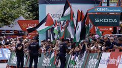 Banderas palestinas este jueves en la llegada de la duodécima etapa a Los Corrales de Buelna.