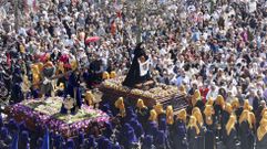 Dos de las im�genes que participaron en la procesi�n del Santo Encuentro el Viernes Santo, en una plaza de Armas abarrotada de p�blico.