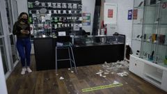 Jana, trabajadora de la tienda, recibi� una llamada de la central de alarmas comunic�ndole el asalto cuando el ladr�n todavia estaba en el interior del local