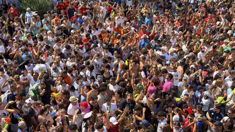 Tras el preg�n y el  caldeirazo  oficial, la fiesta puede arrancar y las manos se alzan pidiendo agua.