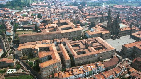 Santiago, ciudad que es Patrimonio Mundial, conserva, entre sus nobles piedras, la huella de los últimos días de don Ramón del Valle-Inclán, un verdadero príncipe de las letras, que era marqués sin saberlo.