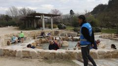 Personal de una empresa contratada por el Concello vigila el cumplimiento de las normas de las termas, pero solo durante su horario de apertura.