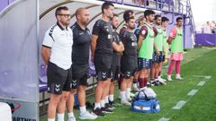 Yago Iglesias,  con su cuerpo t�cnico este s�bado en Valladolid