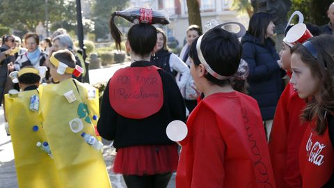 Los nios del Jaime Balmes disfrazados de contedores de reciclaje. VOZ NATURA