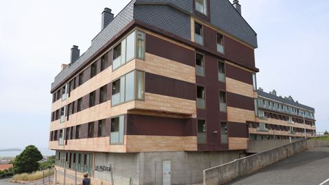Edificio de Covacano, cuyos pisos salen a subasta en Valdoviño
