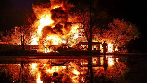 El fuego causado por un misil ruso devast&oacute; un almac&eacute;n de materiales reciclables en Kiev.