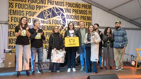 Recollida do premio do xurado na categora escolar: representantes do CEIP San Vicenzo de Vimianzo