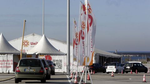 Los coches entran a cuentagotas en el primer centro para realizar pruebas y PCR que se abri� en la ciudad de Oporto