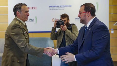 El presidente del Principado, Adrin Barbn (d), al inicio del acto celebrado este jueves en Oviedo en el que se present un informe sobre el impacto econmico de las ltimas contrataciones adjudicadas por el Ministerio de Defensa a la fbrica de armas de Trubia