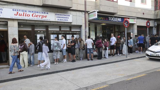 Colas esta ma�ana delante de la inmobiliaria Julio Gerpe