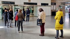 Colas en la estaci�n de A Coru�a para conseguir billetes