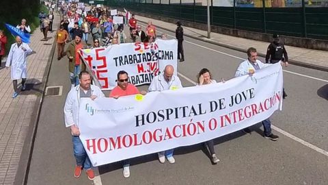 Trabajadores del hospital de Jove, acompa�ados de representantes vecinales y jubilados, cortan el tr�fico para reclamar avances en la negociaci�n del convenio colectivo
