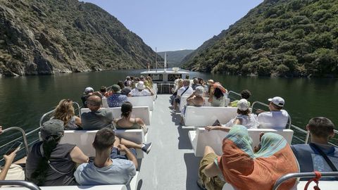 Paseo por los catamaranes del Sil.