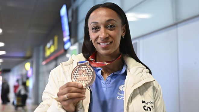 Ana Peleteiro, con la medalla conseguida en el Mundial de pista cubierta de Nanjing (China)
