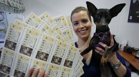 Sonia Esperante regenta la administacin nmero 23 de A Corua. Su sonrisa simboliza la ilusin de miles de gallegos ante el sorteo de la lotera de Navidad.