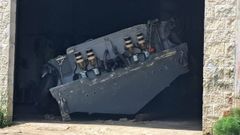 La narcolancha precintada y guardada en la nave municipal de Os Muíños horas después de ser sustraídos los cuatro potentes motores.