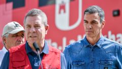 El presidente del Gobierno, Pedro S�nchez, y el presidente de Castilla-La Mancha, Emiliano Garc�a-Page, durante una visita al Puesto de Mando Avanzado por el incendio de La Mierla.
