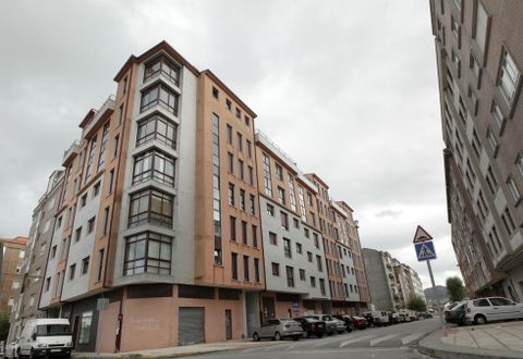 El BBVA tiene a la venta veinte viviendas en este edificio de Fontecarmoa, en Vilagarc�a. 