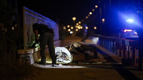 Un militar israel� registra el fragmento de un proyectil tras un ataque con misiles lanzado desde Ir�n