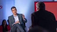 El presidente del Gobierno, Pedro S�nchez, junto a Jos� Luis Escriv�, ministro de Inclusi�n, Seguridad Social y Migraciones, en un acto del PSOE en Ferraz.