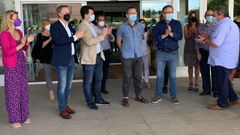 Gonzalo Caballero (en el centro, con chaqueta beis) aplaude la labor del jefe de ginecolog�a del hospital de Ver�n, Javier Castrillo (en el centro, con las manos en la espalda)