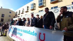 Emilio S�nchez (segundo por la derecha) y Jos� Luis Maceda (quinto), dos de los candidatos confirmados por el BNG en el sur lucense, en una reciente concentraci�n en favor de la sanidad p�blica en Monforte
