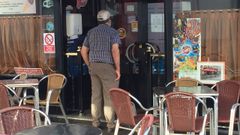 Un hoimbre, frente a la puerta de La Polar el pasado d�a 21, despu�s de que el local cerrase temporalmente