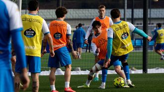 Los futbolistas del Deportivo, durante un entrenamiento