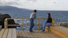 Una pareja, en el mirador de Tamani�a, en el paseo mar�timo