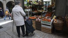 Una mujer observa los productos de una fruter�a en Toledo el pasado mes de enero.