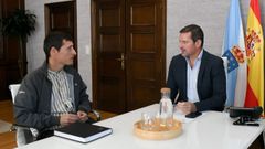 El alcalde de Fisterra, Luis Insua, con el conselleiro de Cultura, Jos� L�pez Campos