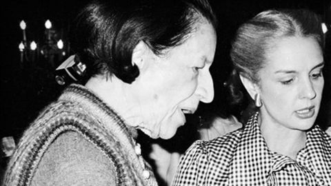 Carolina Herrera con Diana Vreeland ultimando detalles antes del primer desfile de la diseadora en 1981. La columnista y exdirectora de Vogue fue su mentora en la aventura que emprenda.