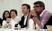 El presidente de la Xunta, entre Pilar Farjas y Antonio Devesa, ayer en la comida de Mux�a.