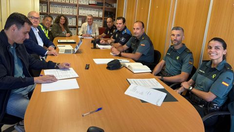 Una imagen de la reunin para coordinar el dispositivo de seguridad en la salida de la etapa de la ronda espaola ciclista