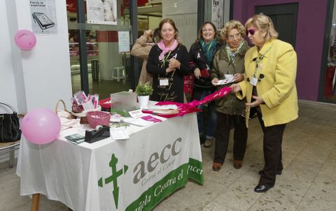 Ana Casais (a la izquierda) con sus colaboradoras en el mercado de Carballo. 