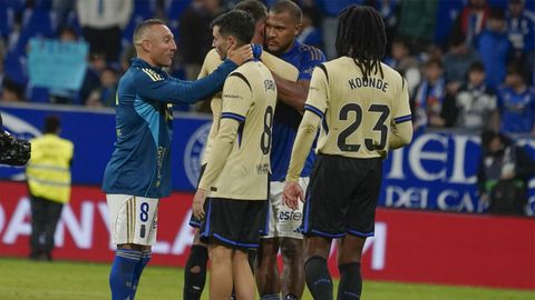 El centrocampista del Oviedo Santi Cazorla saluda a Pedri, al t�rmino del partido de la sexta jornada de LaLiga EA Sports que Real Oviedo y FC Barcelona han disputado este jueves en el estadio Carlos Tartiere