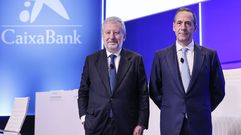 El presidente de CaixaBank, Tom�s Muniesa -a la izquierda-, y el consejero delegado de CaixaBank, Gonzalo Cort�zar, durante la Junta General Ordinaria de Accionistas