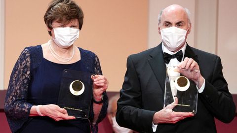 Karik y Weissman durante la recogida de un premio en Japn en abril del ao pasado