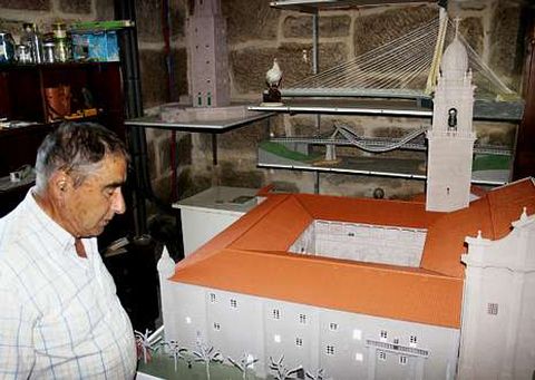 El artista trabaja en su casa de Camos y ha hecho ya 25 edificios desde que se jubil�. 