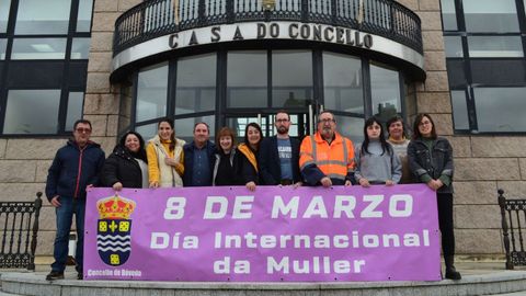 Miembros de la corporacin y trabajadores municipales desplegaron una pancarta ante la casa consistorial de Bveda